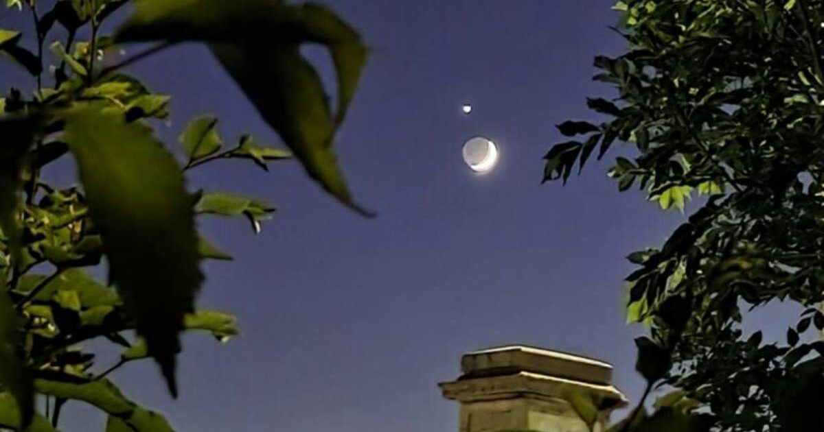 Il “bacio” tra Luna e Venere al tramonto: lo spettacolo immortalato nel cielo di Genova