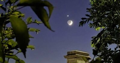 Copertina di Il “bacio” tra Luna e Venere al tramonto: lo spettacolo immortalato nel cielo di Genova