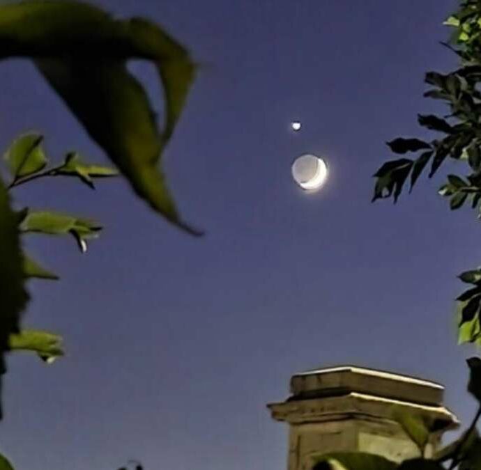 Il “bacio” tra Luna e Venere al tramonto: lo spettacolo immortalato nel cielo di Genova