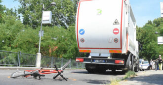 Copertina di Reggio Emilia, investito in bicicletta da un camion dei rifiuti: morto ragazzino di 11 anni