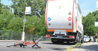 Copertina di Reggio Emilia, investito in bicicletta da un camion dei rifiuti: morto ragazzino di 11 anni