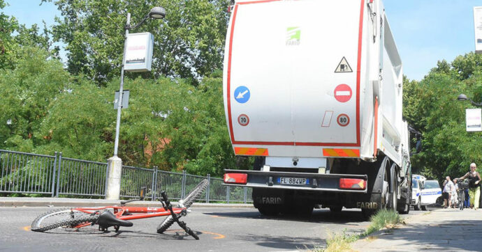 Reggio Emilia, investito in bicicletta da un camion dei rifiuti: morto ragazzino di 11 anni