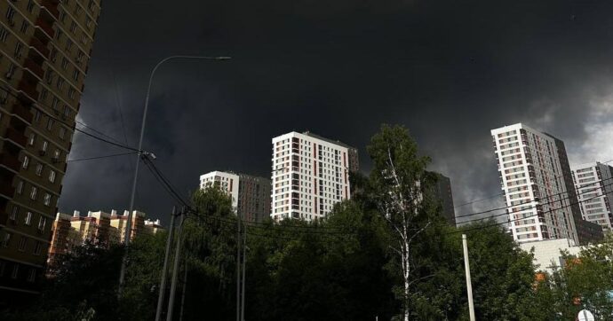 Missili su Kiev, 555 droni sulla Russia: raffineria in fiamme a Mosca. Cremlino: “I raid ucraini non favoriscono l’incontro Putin-Zelensky”