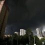Copertina di Missili su Kiev, 555 droni sulla Russia: raffineria in fiamme a Mosca. Cremlino: “I raid ucraini non favoriscono l’incontro Putin-Zelensky”