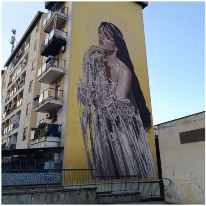 Rosalia spunta su un murale a Palermo: la foto dell’opera diventa virale tra i fan. L’artista ha cantato in siciliano “Focus Ranni” dedicata alla santa patrona della città