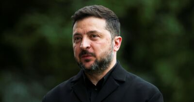 Copertina di Missili su Kiev, 555 droni sulla Russia: raffineria in fiamme nella capitale. Zelensky: “Se l’Ucraina brucia, brucerà anche Mosca”