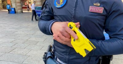 Copertina di “Sette morti di taser servono regole chiare”