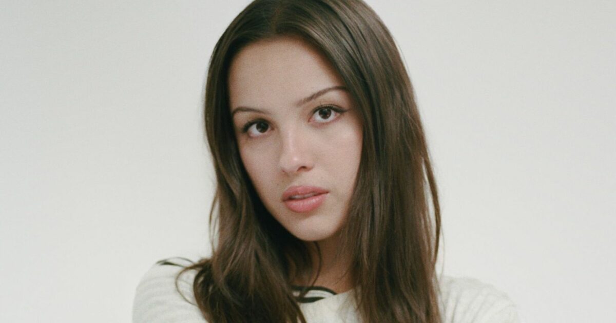 “Ho i fan che indossano pannolini per stare in prima fila ai miei concerti. Sentivo un odore particolare in prima fila. Sono sorda al 60% all’orecchio sinistro”: parla Olivia Rodrigo