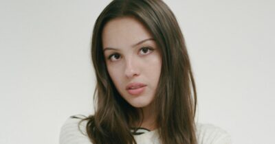 Copertina di “Ho i fan che indossano pannolini per stare in prima fila ai miei concerti. Sentivo un odore particolare in prima fila. Sono sorda al 60% all’orecchio sinistro”: parla Olivia Rodrigo