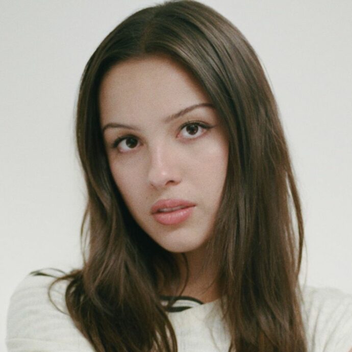 “Ho i fan che indossano pannolini per stare in prima fila ai miei concerti. Sentivo un odore particolare in prima fila. Sono sorda al 60% all’orecchio sinistro”: parla Olivia Rodrigo