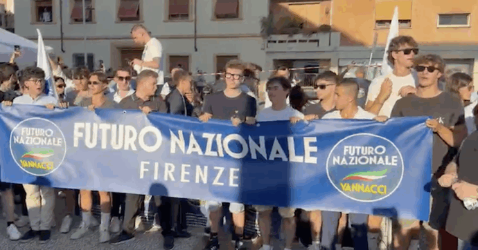 “C’è solo un generale”, “Italia, nazione, remigrazione”: Vannacci a Firenze accolto dai cori dei suoi sostenitori