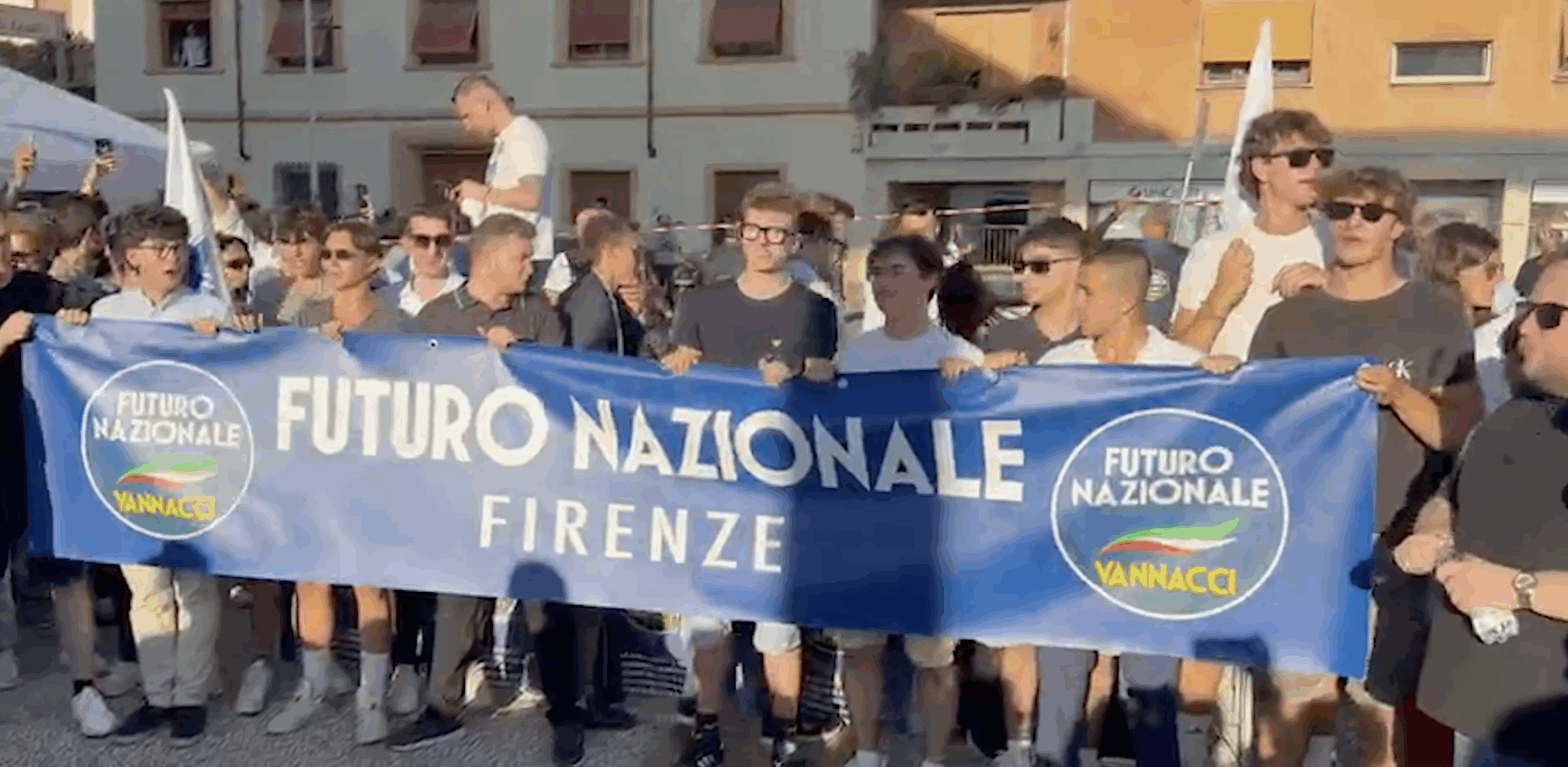 Copertina di “C’è solo un generale”, “Italia, nazione, remigrazione”: Vannacci a Firenze accolto dai cori dei suoi sostenitori