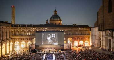 Copertina di Il Cinema Ritrovato di Bologna compie 40 anni: Wenders, Rossellini e Desplechin a festeggiare. Chaplin, Welles, Murnau in Piazza Maggiore per battere nuovi record