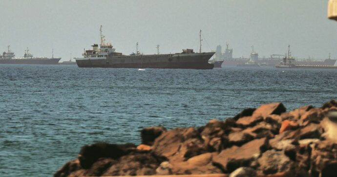 Ripresa lenta del traffico di petroliere attraverso Hormuz. I dubbi su sminamento e pedaggio: Teheran vuole il controllo
