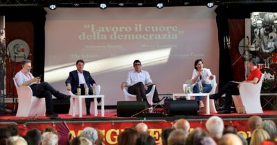 Copertina di Schlein e Conte sul palco Fiom: dalla folla un  boato contro Renzi