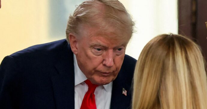 La clava di Trump: “Giorgia mi faceva pena”. Lei: “Allibita Non imploro mai”