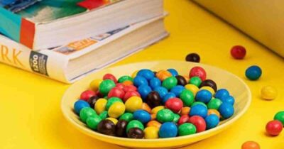 Copertina di M&M’s e il via alla rivoluzione “naturale”: basta con i coloranti artificiali. Si punta al giallo, rosso, arancio e verde, ma il blu potrebbe “resuscitare”
