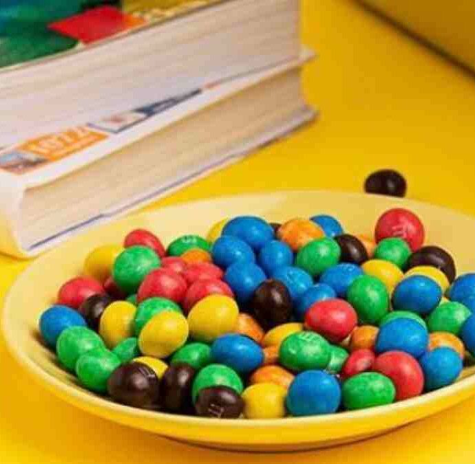 M&M’s e il via alla rivoluzione “naturale”: basta con i coloranti artificiali. Si punta al giallo, rosso, arancio e verde, ma il blu potrebbe “resuscitare”