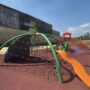 Copertina di Brescia, prova a strangolare due bambini (tra cui uno di 3 anni) in un parco: arrestato 29enne con problemi psichici