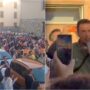 Copertina di Roberto Vannacci a Firenze per una “passeggiata identitaria”: migliaia in piazza per contestarlo