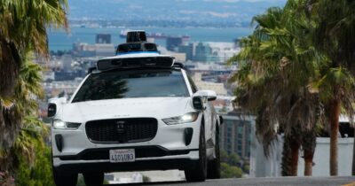 Copertina di Waymo richiama 3.900 robotaxi negli Usa. Rischio ingresso nei cantieri autostradali
