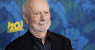 Copertina di È morto James Burrows, il regista di “Friends” e “Will & Grace”: addio al genio assoluto della sitcom americana