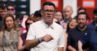 Copertina di Andy Burnham ora è pronto a sfidare Starmer per la guida dei Labour: stravince alle suppletive a Makerfield e ora punta Downing Street