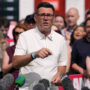 Copertina di Andy Burnham ora è pronto a sfidare Starmer per la guida dei Labour: stravince alle suppletive a Makerfield e ora punta Downing Street