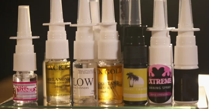 Tanning nasal spray, gli esperti lanciano l’allarme sugli autoabbronzanti virali: “Possono causare nausea, vomito e problemi respiratori”