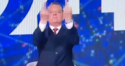 Copertina di Alessandro Baracchini si arrabbia con la regia e fa un doppio “dito medio” in diretta su RaiNews24: è polemica, Viale Mazzini chiede chiarimenti