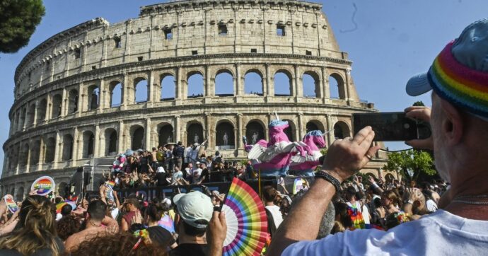 Roma Pride, il corteo della Capitale per i diritti: “La Repubblica è di chi la abita”. E su Vannacci: “Non è folklore, ma un problema culturale che riguarda tutti”
