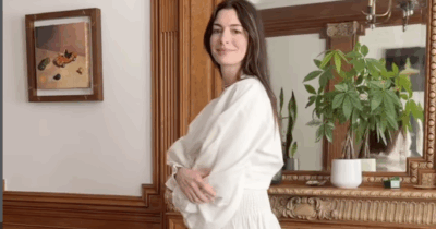 Copertina di Anne Hathaway è incinta del terzo figlio: l’annuncio con un video a sorpresa su Instagram