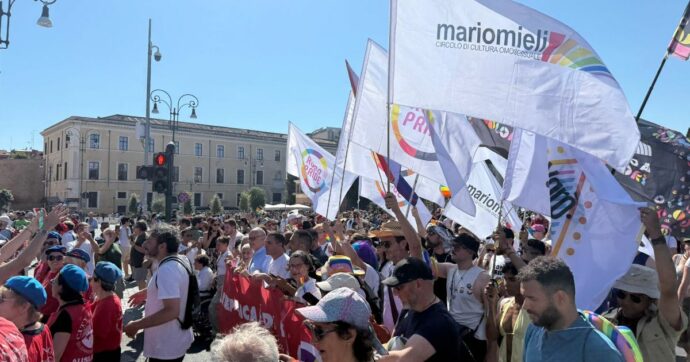 Roma Pride, il corteo della Capitale per i diritti: “La Repubblica è di chi la abita”. E su Vannacci: “Non è folklore, ma un problema culturale che riguarda tutti”