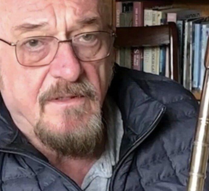 “Il giorno in cui dovessi far scrivere una canzone all’AI sarà la fine. Firenze e Venezia? Non ne posso più delle città invase dalle masse dei turisti, si deve lottare per mezzo metro di spazio”: parla Ian Anderson dei Jethro Tull