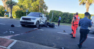 Copertina di Versilia, scontro tra Suv e moto: morto 17enne. Arrestato il conducente, denunciate due ragazze per omissione di soccorso