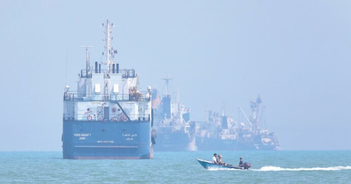 Stretto di Hormuz, il ricatto di Teheran: “polizze” sulle navi