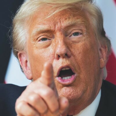 Copertina di Trump annuncia altri attacchi contro l’Iran. Usa: “Il blocco dei porti iraniani inizierà il 14 luglio