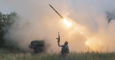 Copertina di Kiev sgancia droni a Mosca. Ma sul fronte perde ancora