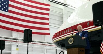 Copertina di Trump presenta il nuovo Air Force One regalato dal Qatar: “Una Casa Bianca volante”
