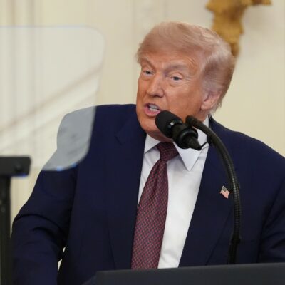 Copertina di Trump bombarda il tavolo Usa-Iran: “Se chiudono Hormuz non avranno più un Paese”. Teheran irritata: colloqui in stallo
