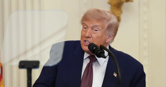 Trump bombarda il tavolo Usa-Iran: “Se chiudono Hormuz non avranno più un Paese”. Teheran irritata: colloqui in stallo