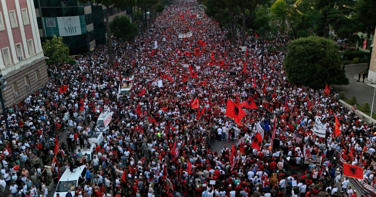 albania palazzo del governo accerchiato dopo 3 settimane di proteste non solo il resort di kushner vogliono le dimissioni di edi rama da Ilfattoquotidiano.it albania palazzo del governo accerchiato dopo 3 settimane di proteste non solo il resort di kushner vogliono le dimissioni di edi rama
