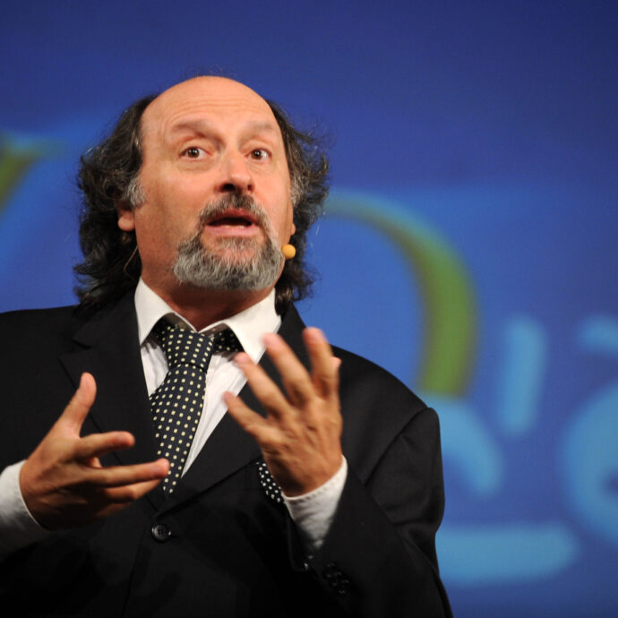“È stato Emilio Fede a darmi l’idea per ‘Povero Silvio’, senza Berlusconi non ci sarei stato io. Mi hanno scartato per Zelig 30, lui non l’avrebbe mai fatto”: cos’ Antonio Cornacchione