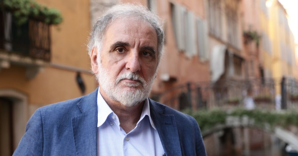 “Michele Mari resta in gara. Si giudica il libro, non l’autore”: la decisione del Premio Strega dopo le offese a Murgia