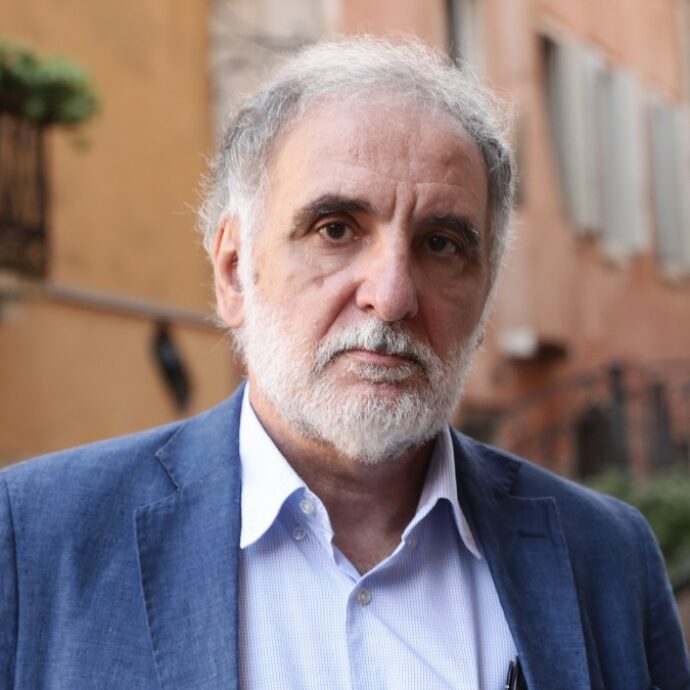 “Michele Mari resta in gara. Si giudica il libro, non l’autore”: la decisione del Premio Strega dopo le offese a Murgia