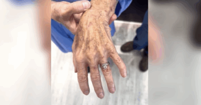 Copertina di “Lo abbiamo raccolto, ci siamo guardati e ci siamo detti: ‘Cosa ne facciamo?'”: ritrova nel water l’anello di fidanzamento perso 10 anni prima, l’incredibile scoperta degli idraulici