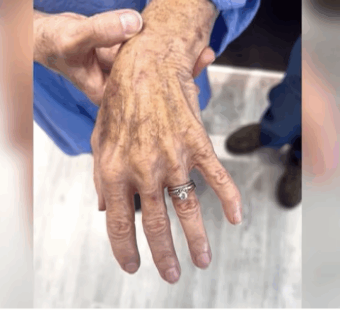 “Lo abbiamo raccolto, ci siamo guardati e ci siamo detti: ‘Cosa ne facciamo?'”: ritrova nel water l’anello di fidanzamento perso 10 anni prima, l’incredibile scoperta degli idraulici
