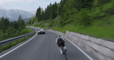 Copertina di “Risultato di anni di allenamento”. Influencer Safa Brian sfreccia a oltre 80 km/h in bici sul Passo Sella, scoppia la polemica: “Non è un’impresa sportiva, solo una cosa pericolosissima”