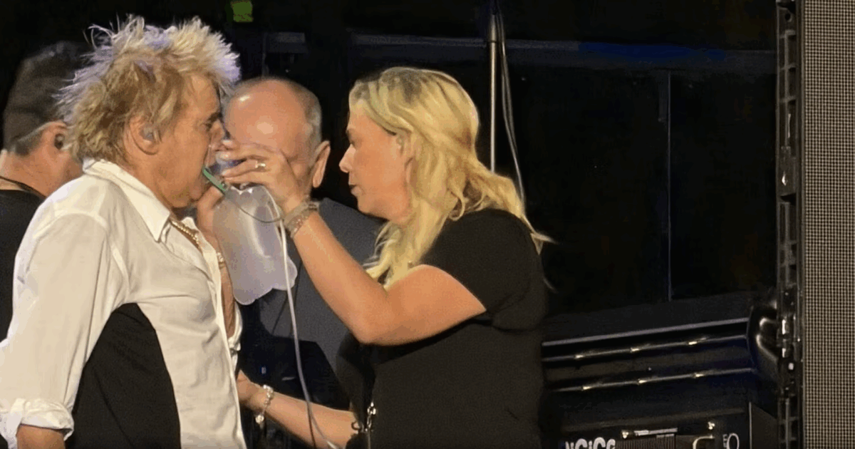 “Sto per svenire”: Rod Stewart soccorso sul palco con la maschera per l’ossigeno durante un concerto