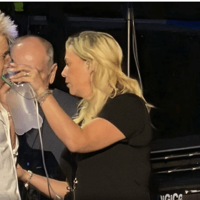 “Sto per svenire”: Rod Stewart soccorso sul palco con la maschera per l’ossigeno durante un concerto
